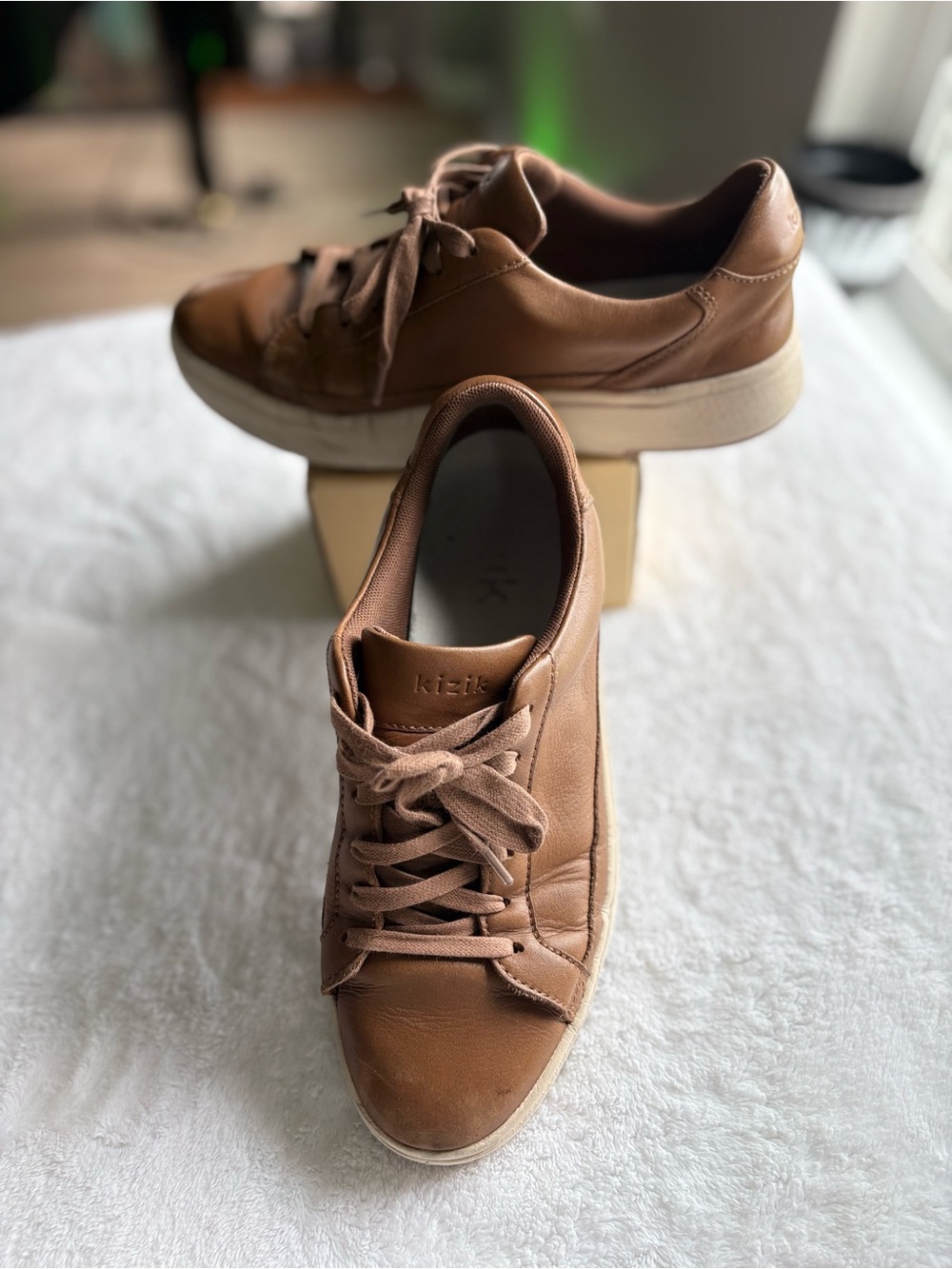 Kizik Men's Tan Leather Lace-Up Sneakers